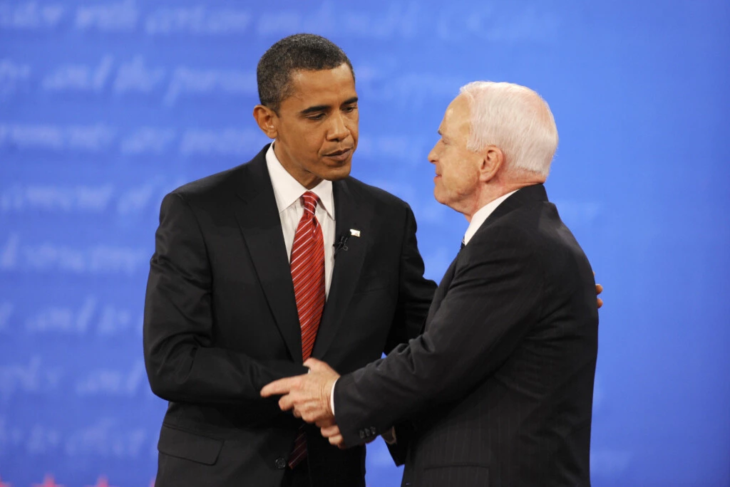 O então candidato dos Democratas à presidência dos EUA, Barack Obama, aperta a mão do Republicano John McCain ao fim do último debate presidencial na Universidade Hofstra em Hempstead, Nova York, em 15 de outubro de 2008.