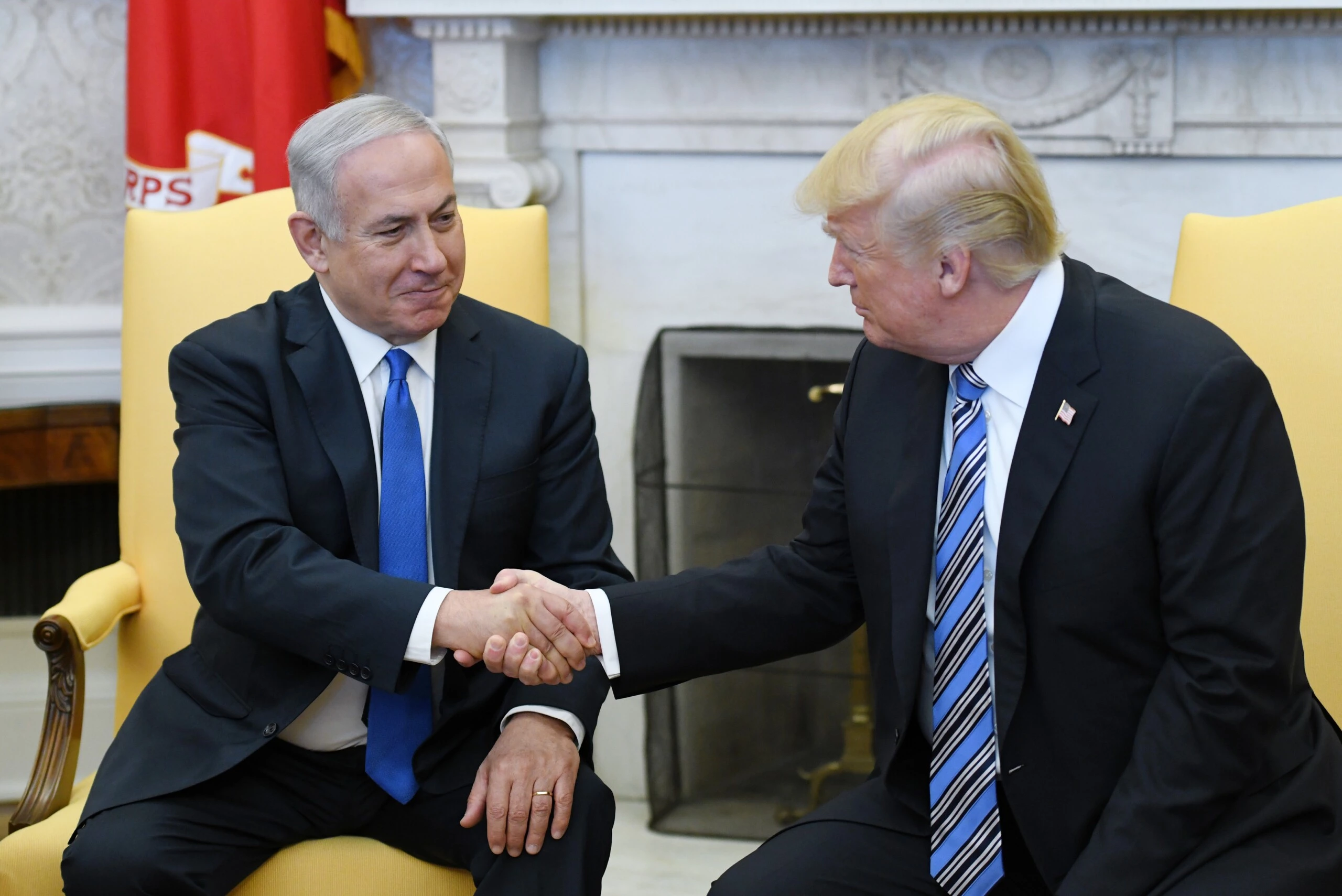 O presidente dos EUA Donald Trump aperta a mão do primeiro ministro de Israel, Benjamin Netanyahu, no Salão Oval da Casa Branca, no dia 5 de março.