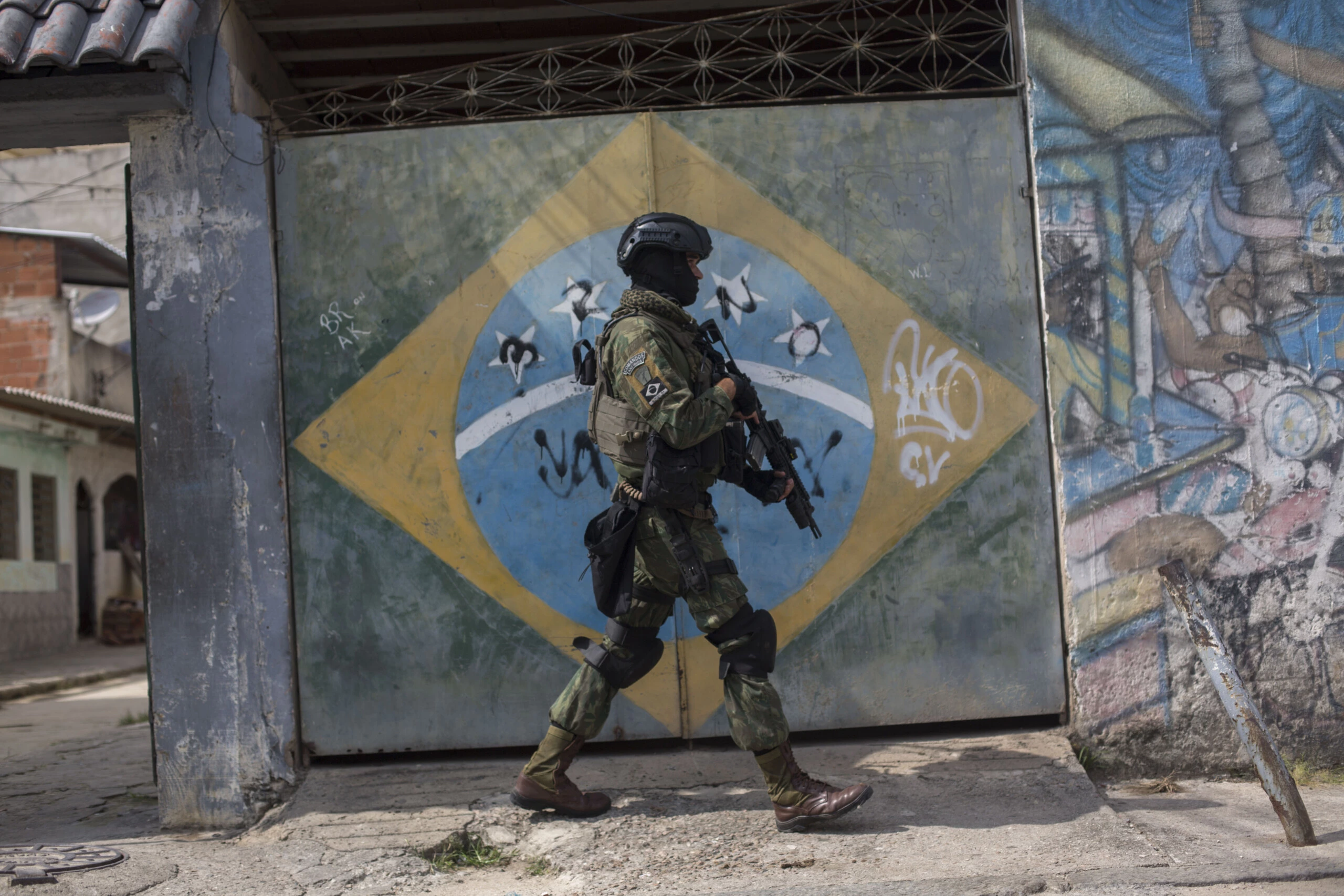 TOPSHOT-BRAZIL-CRIME-VIOLENCE-SECURITY-ARMED FORCES-FAVELA