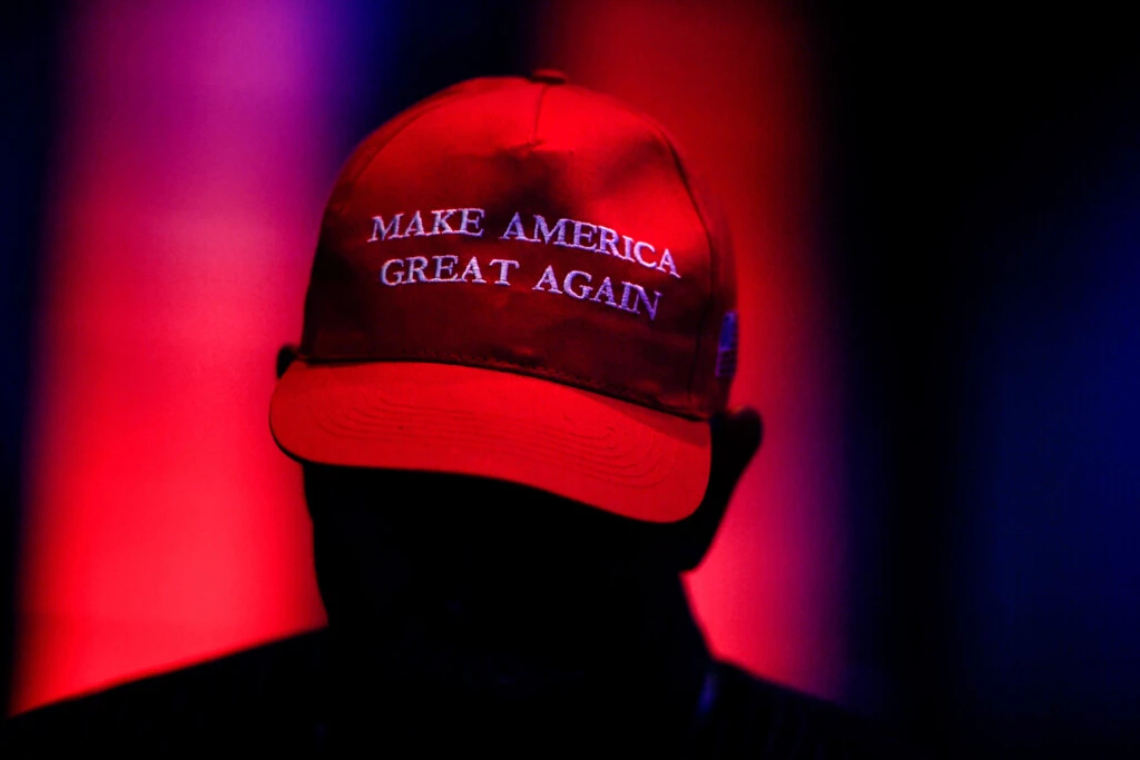 Homem usa um boné “MAGA” durante o Western Conservative Summit, em Denver, em 12 de julho.