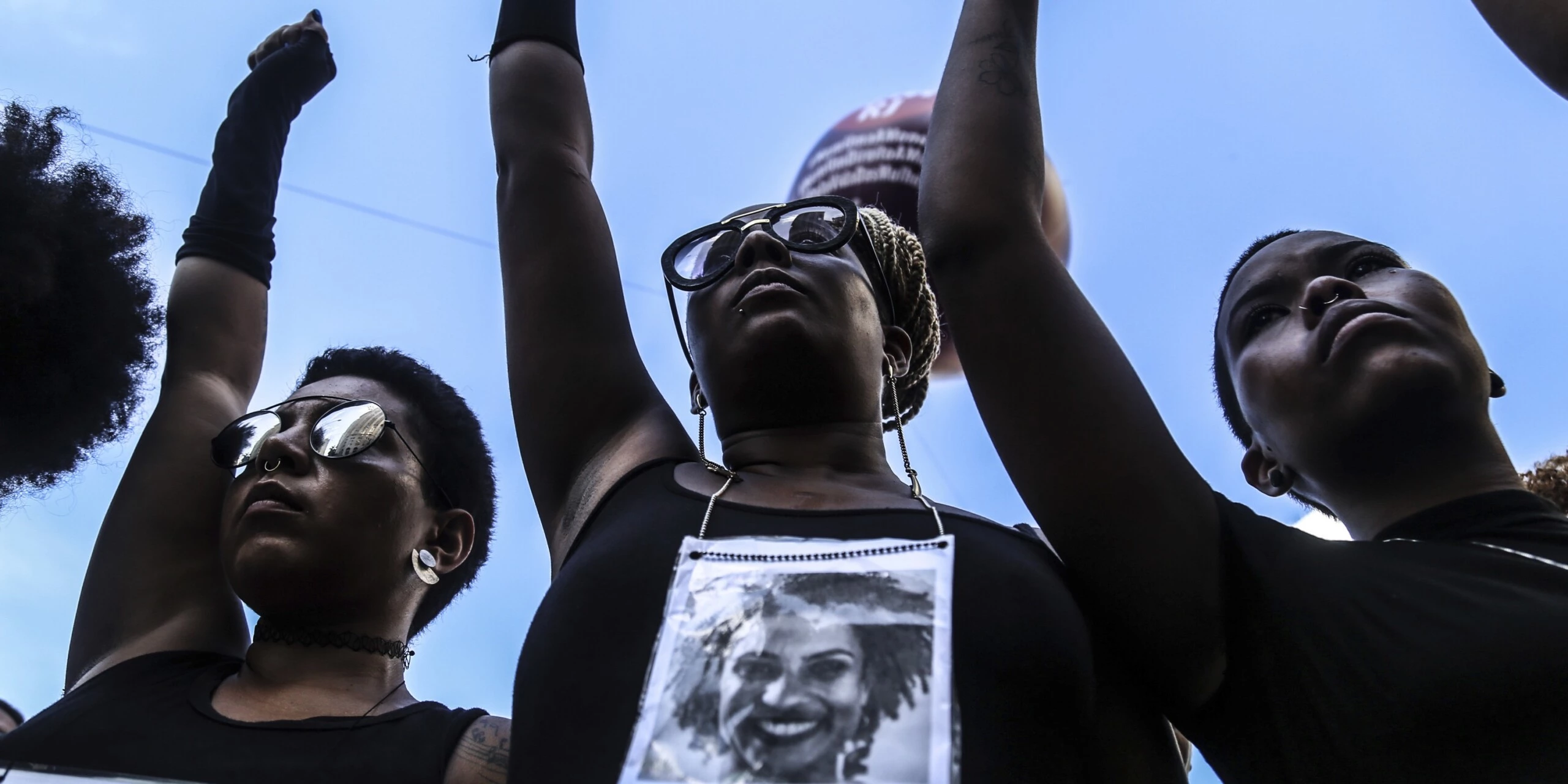 RJ - Rio de Janeiro - 03/15/2018 - Vel river of the councilwoman Marielle Franco - Women raise their hands in protest of the death of Marielle. The morning of this Thursday (15) in Cinel India, the wake of the councilwoman Marielle Franco, who was murdered last night in the center of Rio, after reporting abuses committed by police officers in Acari. Photo: Ian Cheibub / AGIF (via AP)