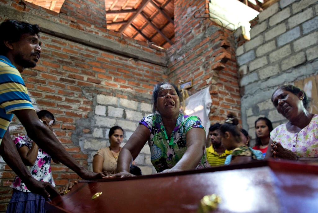 Em 22 de abril de 2019, Lalitha, ao centro, chora sobre o caixão com os restos mortais da sobrinha de 12 anos, Sneha Savindi, vítima de um atentado a bomba no domingo de Páscoa na igreja de São Sebastião.