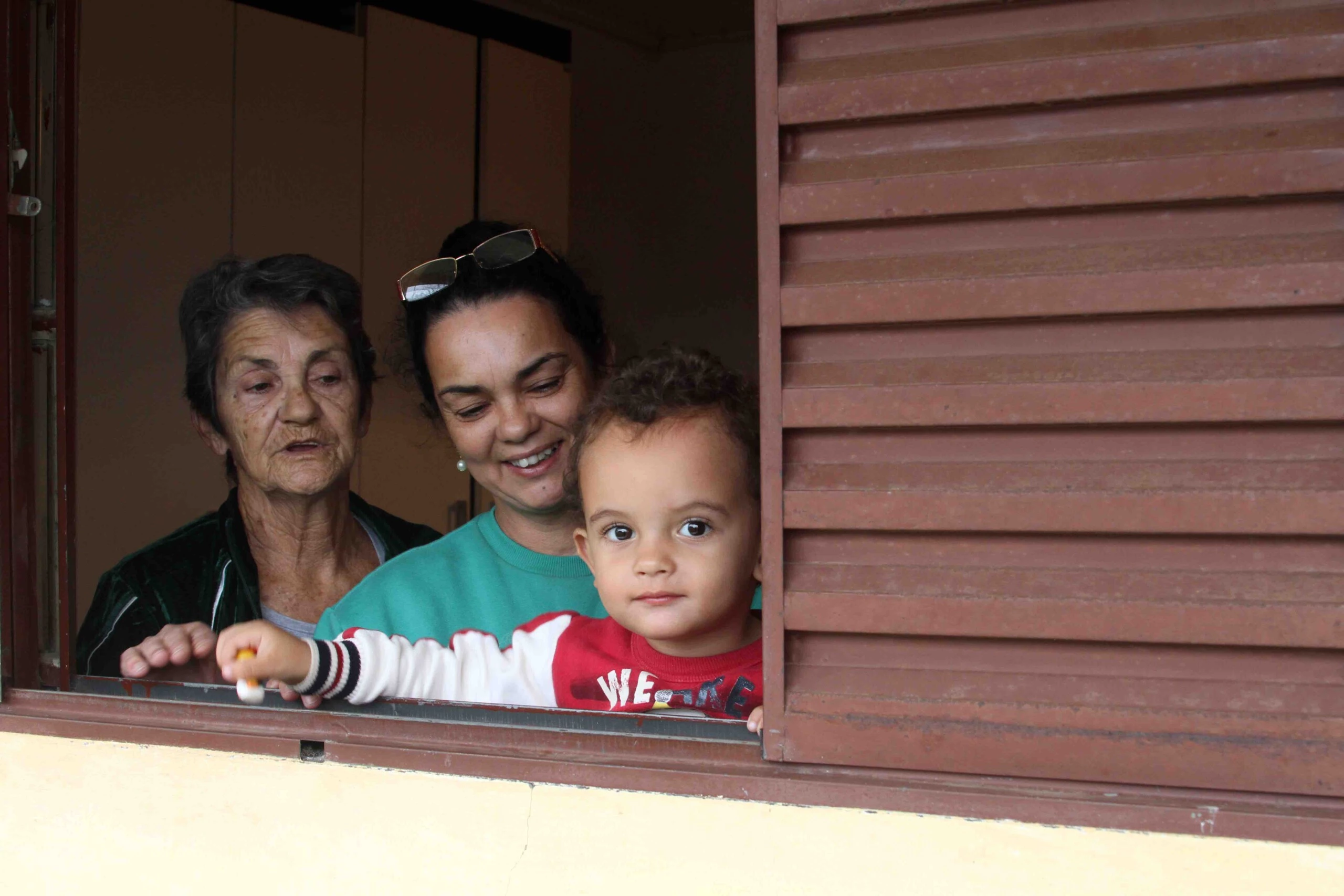 Pinhos-son-with-caretakers_2-copy-1520459938