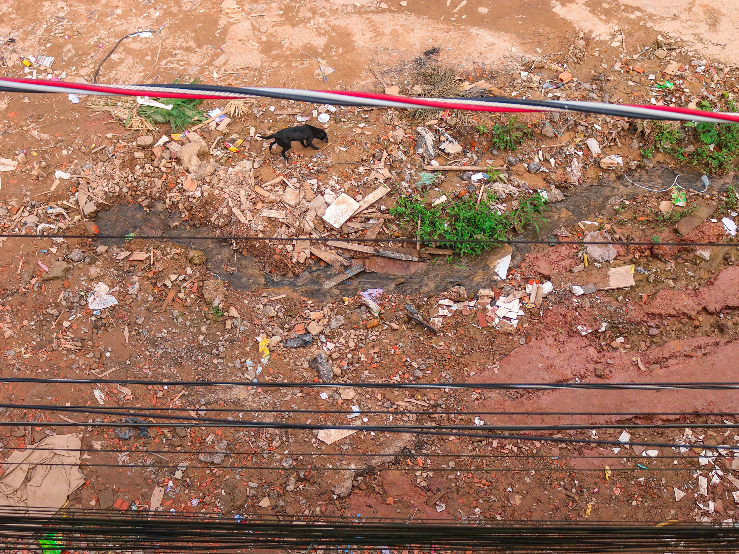 Falta de saneamento básico no bairro de Tâmara impacta na saúde da família. Os buracos e o barro na rua de sua casa dificultam a passagem de carros e moradores.