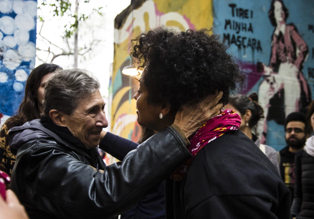 Silvia Federici chega à Ocupação 9 de Julho, no centro de São Paulo.