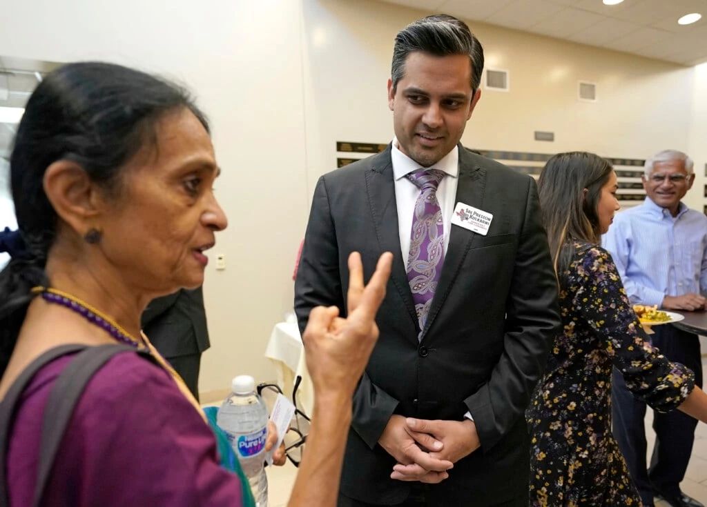Thara Narasimhan, à esquerda, apresentadora de um programa de rádio hindu no Texas, conversa com o candidato Democrata ao Congresso Sri Kulkarni durante um evento de arrecadação de fundos em Houston, em 29 de julho.