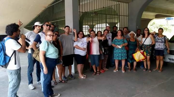 Pedro Mara em protesto contra fechamento de turmas e escolas em São Gonçalo.