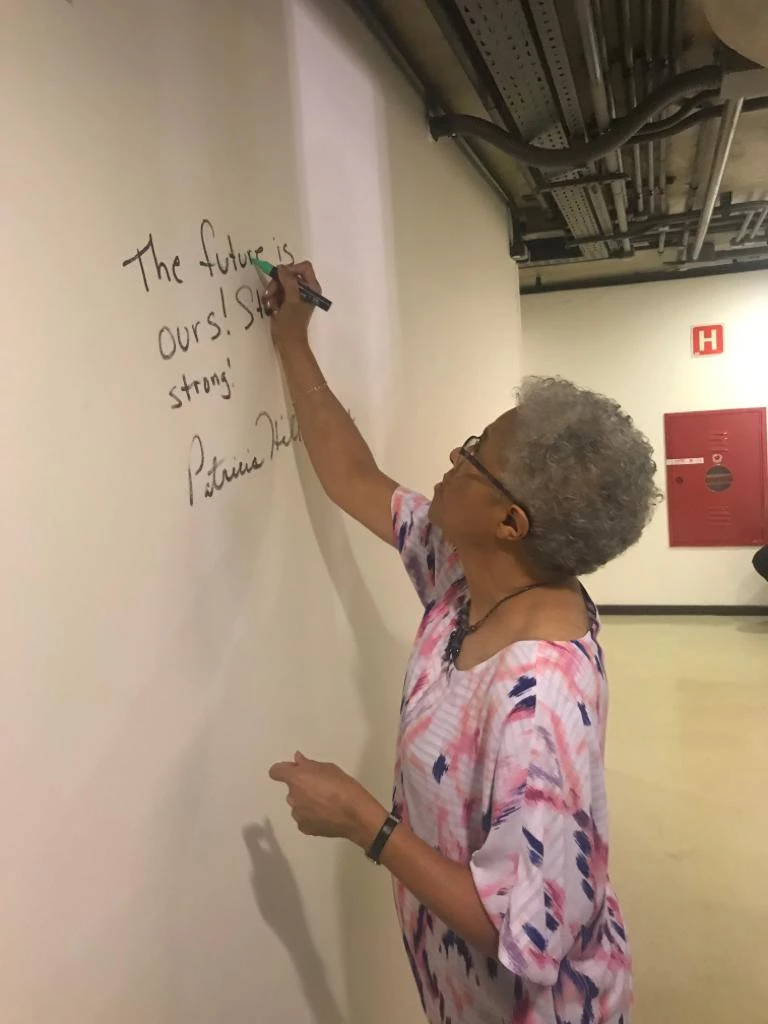 Patricia Hill Collins reforça mensagem que deixou na parede do Sesc Pinheiros em 18 de outubro: "O futuro é nosso! Permaneçam fortes!".