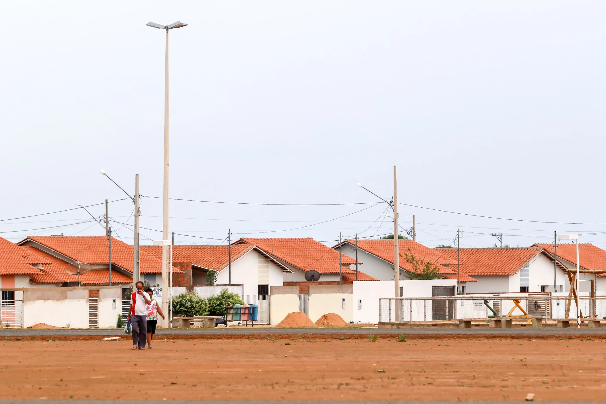 Moradias populares em bairro periférico de Primavera do Leste.