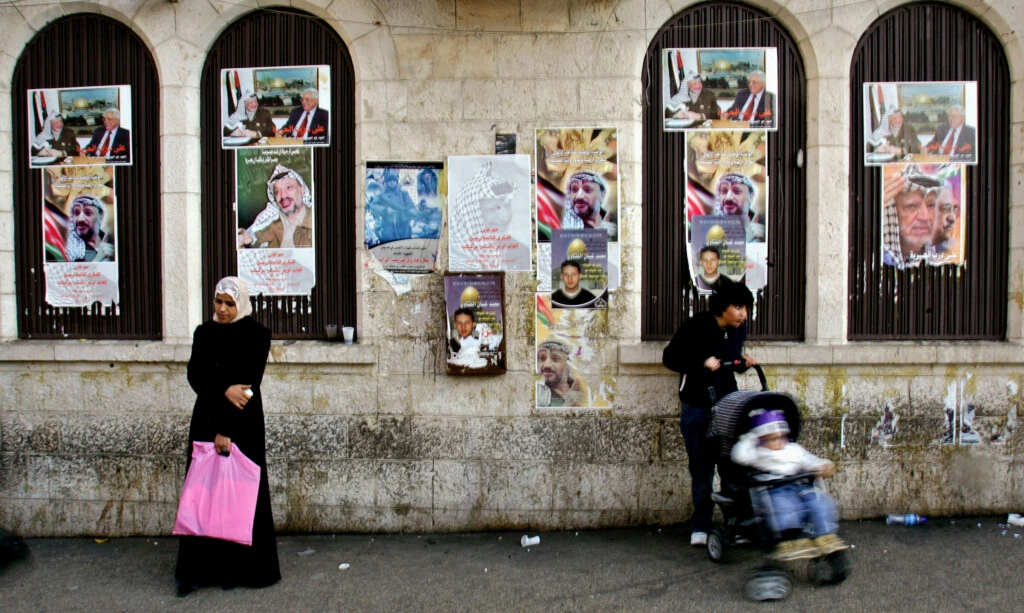 Retratos de Yasser Arafat e do presidente palestino Mahmoud Abbas em uma parede, na cidade de Ramallah, na Cisjordânia, em 4 de dezembro de 2006.