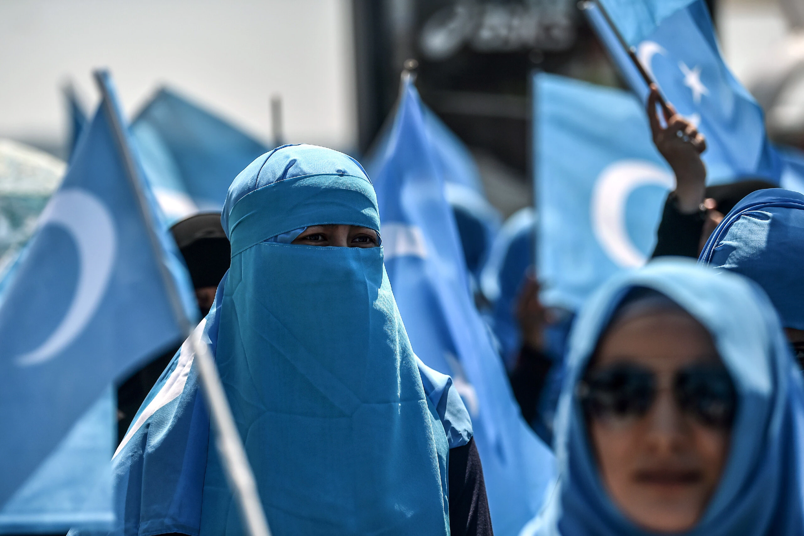 Manifestantes participam de um protesto na frente do consulado chinês em Istambul, em 5 de julho de 2018, para denunciar o tratamento dado pela China aos muçulmanos de etnia uigur durante um levante popular com mortos em julho de 2009.