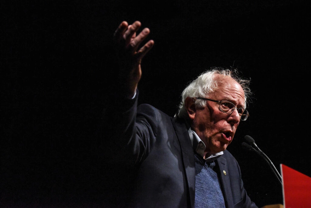 O senador Bernie Sanders discursa em um evento da campanha “libere o voto” com a candidata do Partido Democrata ao governo Christine Hallquist em 4 de novembro de 2018 em Burlington, no estado de Vermont.