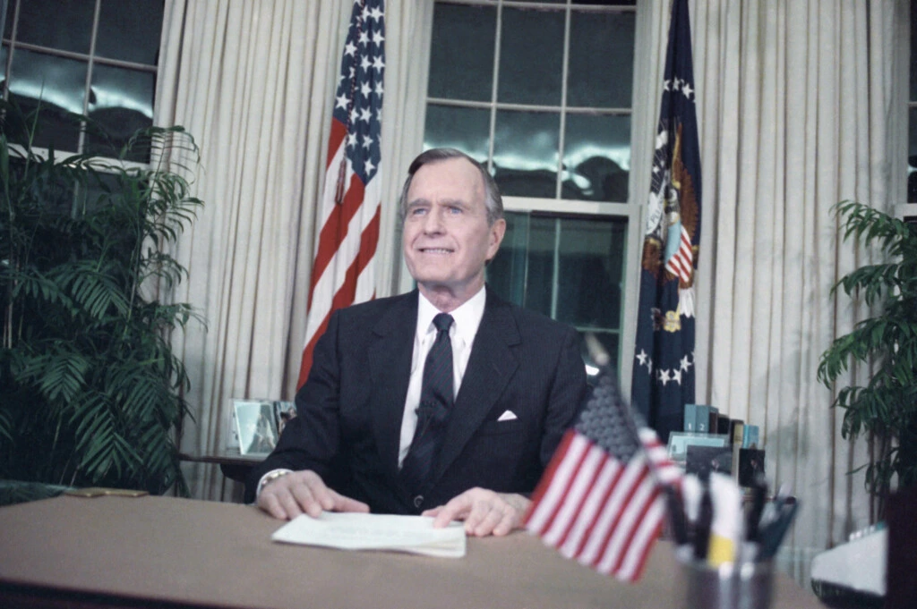 O presidente George H.W. Bush discursa em rede nacional no Salão Oval, no dia 16 de janeiro de 1991, depois da deflagração da Operação Tempestade no Deserto contra o Iraque.