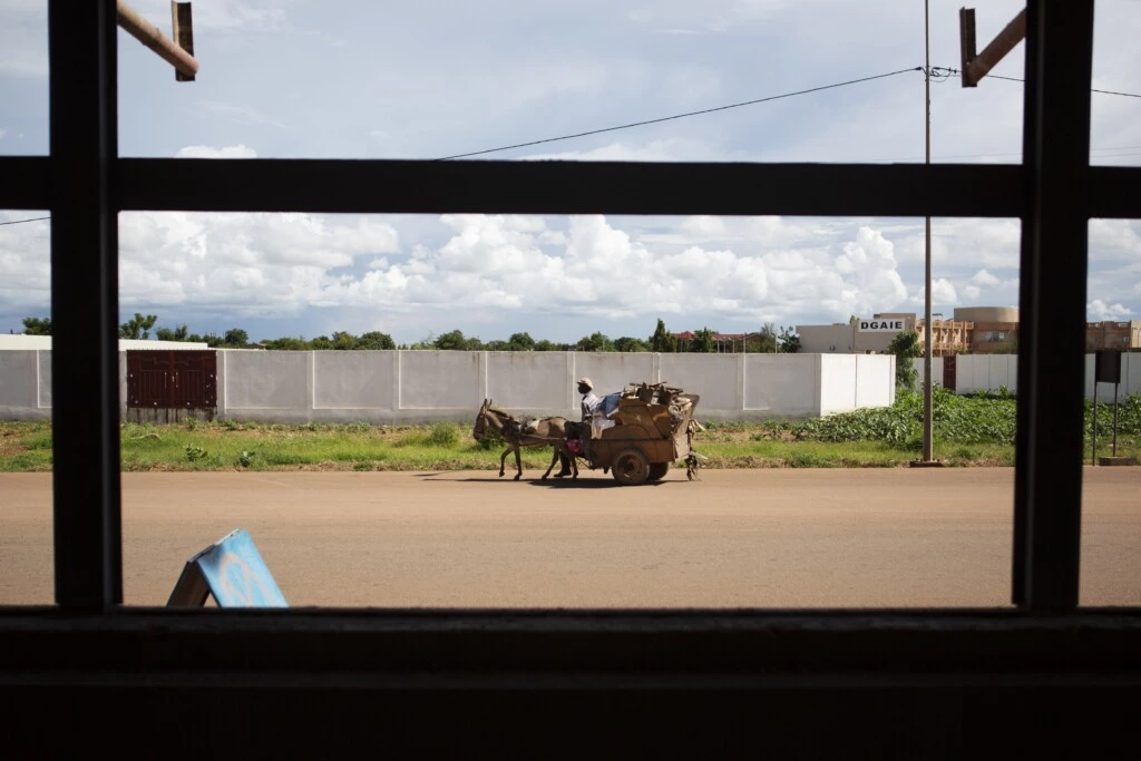 Um catador de lixo conduz sua carroça em uma rua fechada para o julgamento do ex-general Gilbert Diendéré e de outros conspiradores do golpe de 2015, no bairro de Ouaga 2000, em Uagadugu, Burkina Faso, no dia 28 de agosto de 2018.