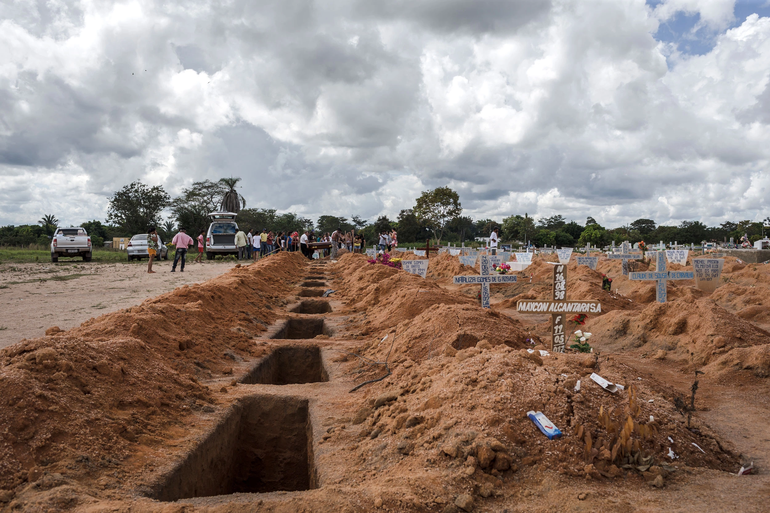 Cerimônia de enterro das vítimas da chacina de Pau D'Arco, em maio de 2017.