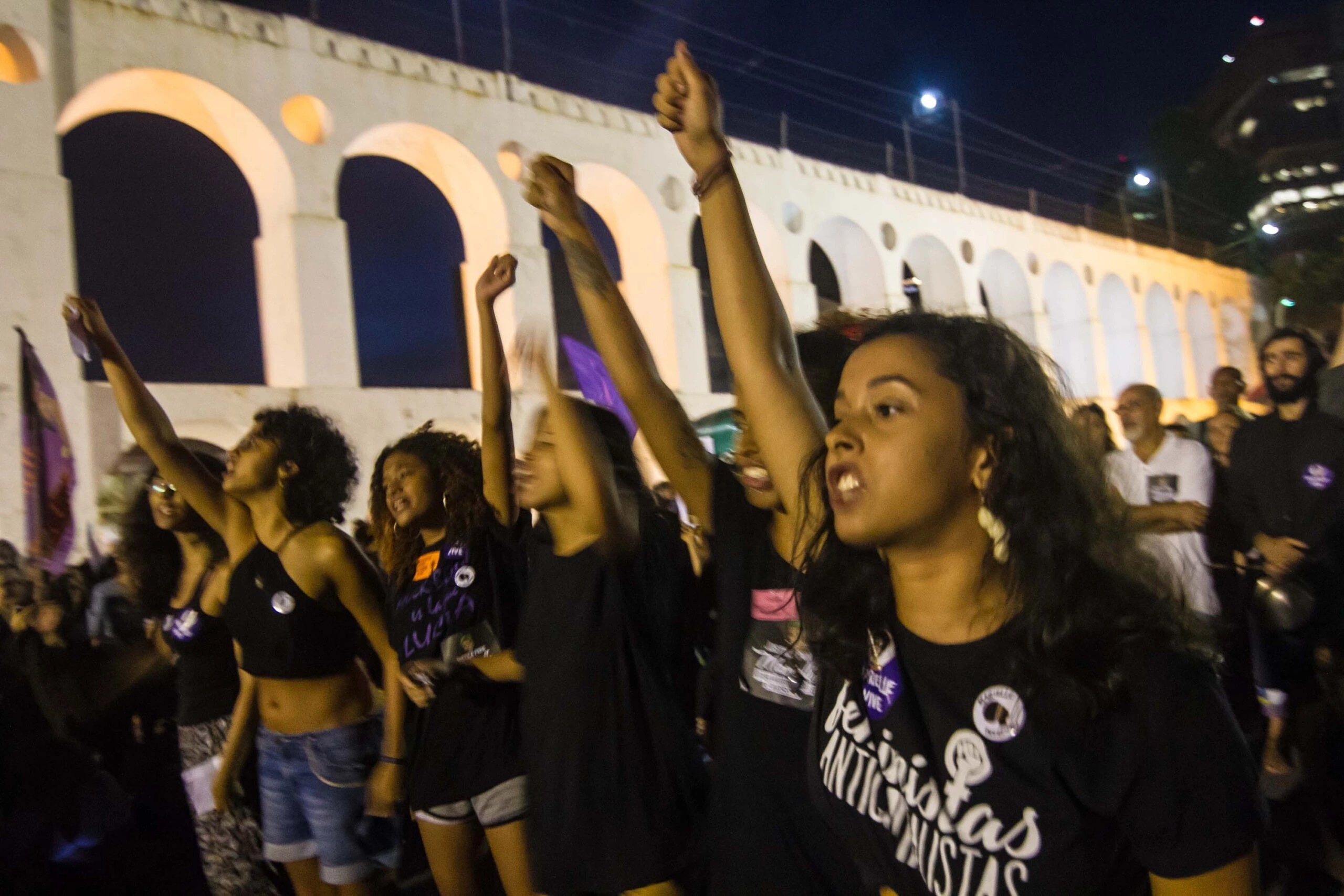 RJ. RIO DE JANEIRO. 14.04.18 CASO MARIELLE Após trinta dias do assassinato da vereadora Marielle Franco no bairro do Estácio, centro, amigos, familiares, militantes e população em geral se reuniram em diversos pontos da cidade para cobrar respostas da polícia e homenagear a vereadora. O maior número de pessoas se reuniram embaixo dos Arcos da Lapa no centro. (Foto: Ellan Lustosa/Código19/Folhapress)