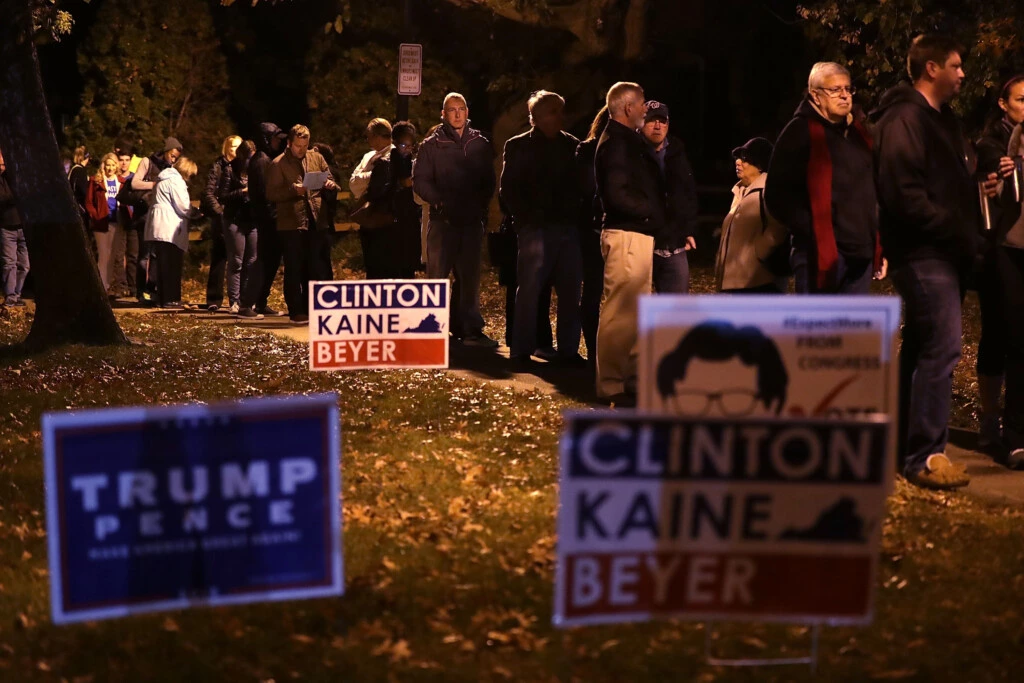 Eleitores americanos em um local de votação em Alexandria, Virgínia, em 8 de novembro de 2016.
