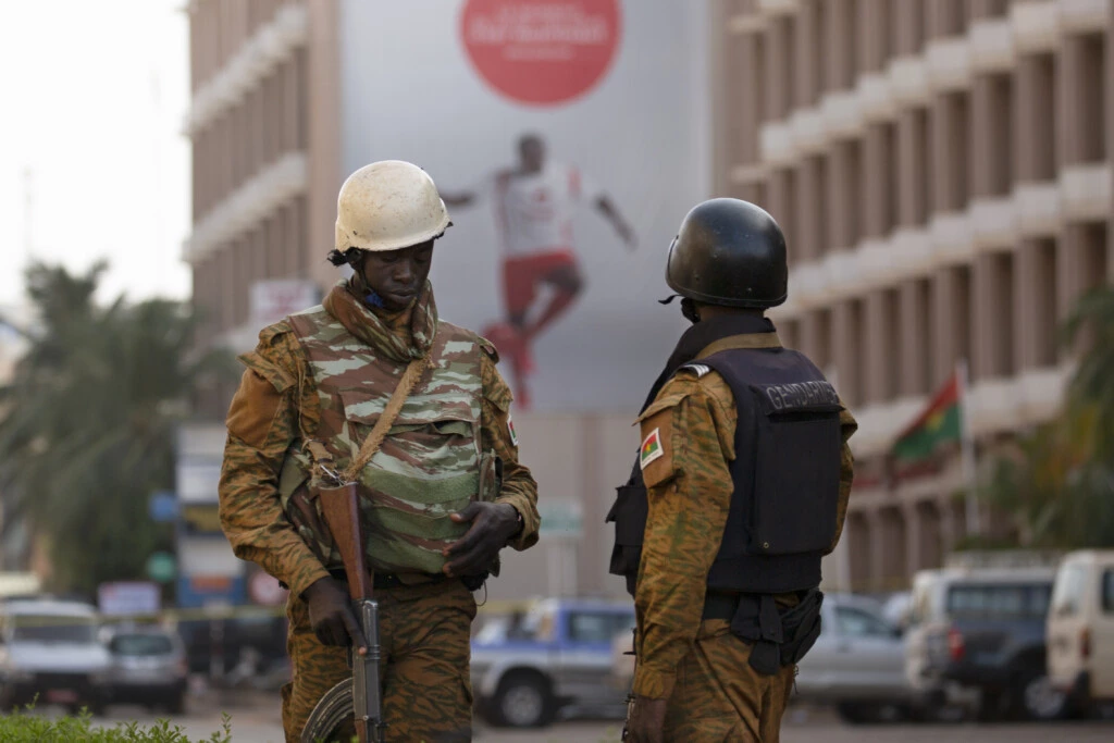 Forças de segurança em alerta, no dia 16 de janeiro de 2016, depois de um ataque da Al Qaeda que matou 30 pessoas no restaurante de um hotel em Uagadugu, Burkina Faso.