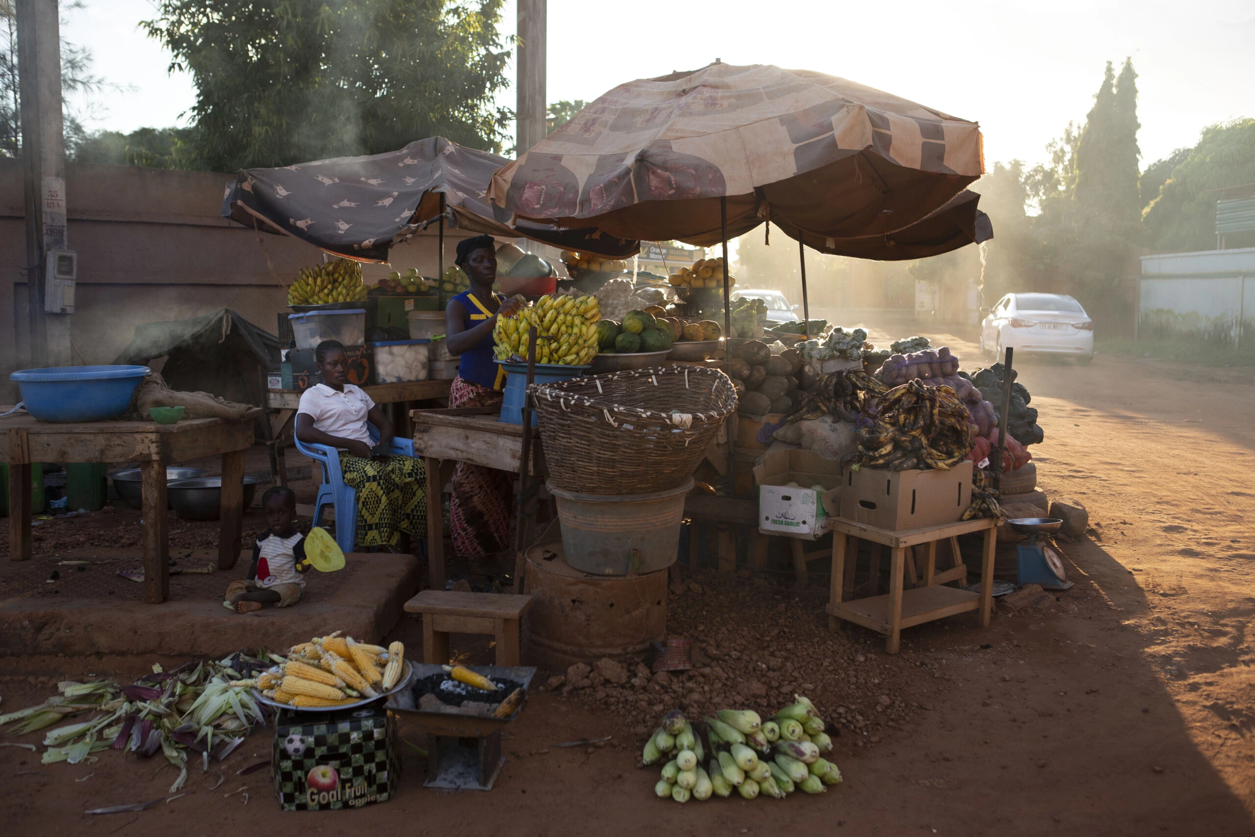 Uma vendedora de frutas e verduras no bairro de Ouaga 2000, onde o ex-general Gilbert Diendéré e os conspiradores de 2015 estão sendo julgados. Uagadugu, Burkina Faso, 28 de agosto de 2018.