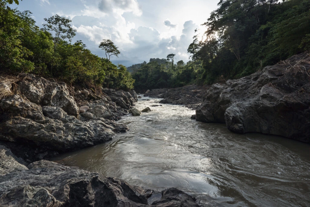 O rio Gualcarque, a jusante da barragem de Agua Zarca.