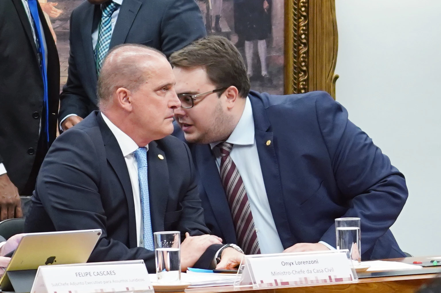 Onyx Lorenzoni, ministro-chefe da Casa Civil, e o deputado Felipe Francischini (PSL). Há poucos meses, a justiça do Paraná determinou o bloqueio dos bens do deputado por suspeita de gastos irregulares com alimentação com verba da Assembleia Legislativa do Paraná.