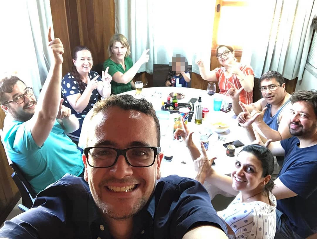 Na selfie com arminhas de Henrique Lima, do Ministério Público de Contas do Rio, Bernardo Küster (à esquerda, de camiseta verde), Silvio Grimaldo (à direita, de azul e usando barba) e Cesar Kyn D'Ávila (ao lado dele, de camiseta regata) comemoram os 10 anos do Foro de Paraty. Ao fundo, Deise Fabiana Ely, de verde.