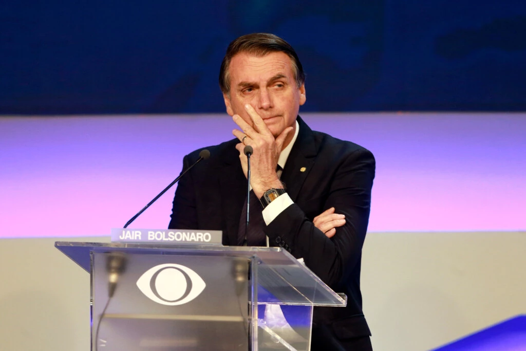 O candidato à Presidência Jair Bolsonaro no primeiro debate presidencial à frente das eleições gerais de 7 de outubro, na rede Bandeirantes em São Paulo, Brasil, em 9 de agosto de 2018.