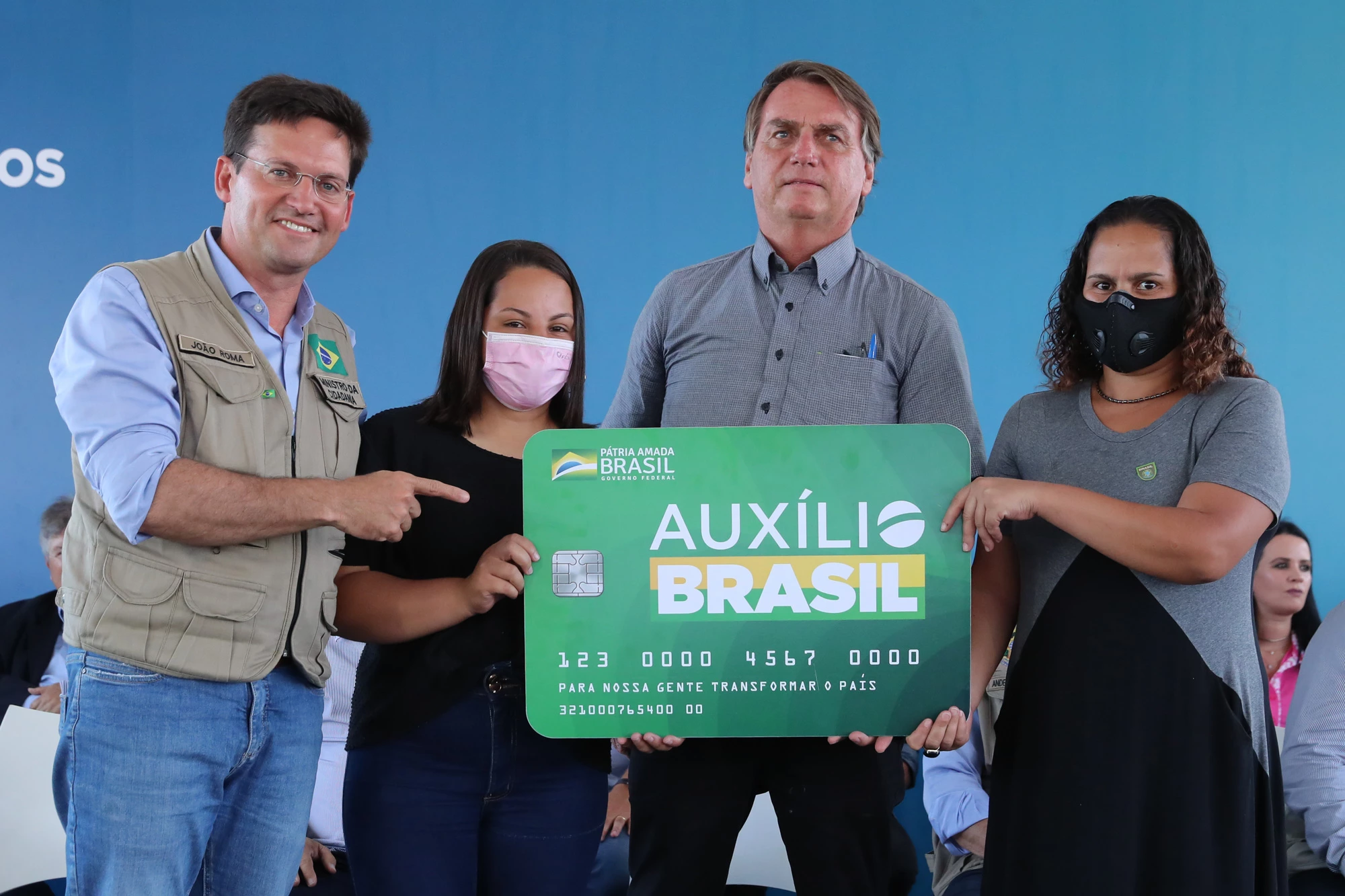 Jair Bolsonaro e João Roma, Ministro da Cidadania, durante entrega simbólica do Cartão Auxílio Brasil.
