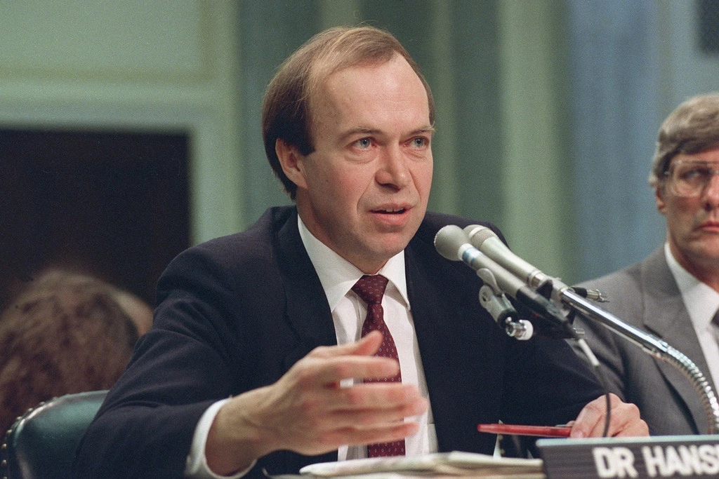 Nessa foto de 9 de maio de 1989, James Hansen, diretor do Instituto Goddard de Estudos Espaciais da NASA em Nova York, testemunha frente a um subcomitê de transportes do Senado americano, em Washington, D.C., um ano após seu testemunho histórico dizer ao mundo que o aquecimento global estava aqui e ficaria pior.