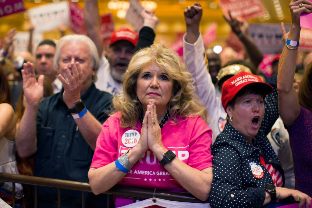 Apoiadores do então candidato Republicano à presidência Donald Trump assistem a um discurso em um comício de campanha em Las Vegas, em 30 de outubro de 2016.