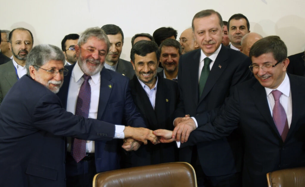 Da esquerda para a direita, o ex-ministro de Relações Exteriores, Celso Amorim, o ex-presidente Lula, Mahmoud Ahmadinejad, presidente do Irã, Recep Tayyip Erdogan, primeiro-ministro turco e Ahmet Dav Davutoglu, ministro turco, se cumprimentam em Irã, maio de 2010, antes de assinar acordo para enviar a maior parte do urânio enriquecido do Irã para a Turquia em um acordo de troca de combustível nuclear.