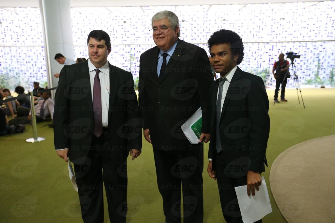 Brasília - O coordenador do MBL, Fernando Holiday, após protocolar no Senado pedido de impeachment do presidente do STF, Ricardo Lewandowisk, se encontra com o deputado Carlos Marum (Fabio Rodrigues Pozzebom/Agência Brasil)