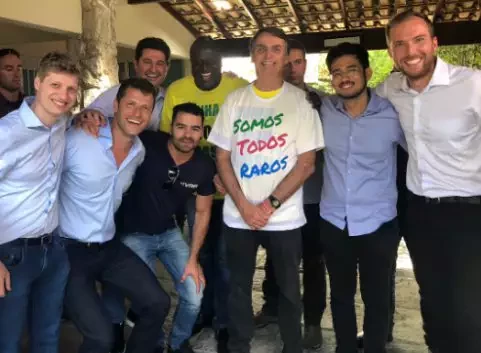 Bolsonaro cercado pela garotada do MBL.