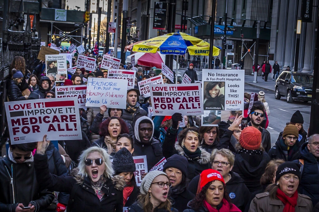 Membros da organização National Nurses United [Enfermeiras Nacionais Unidas] e apoiadores do “Medicare para Todos” manifestam-se em apoio a um programa nacional de seguro saúde de pagador único em 15 de janeiro de 2017, na cidade de Nova York.