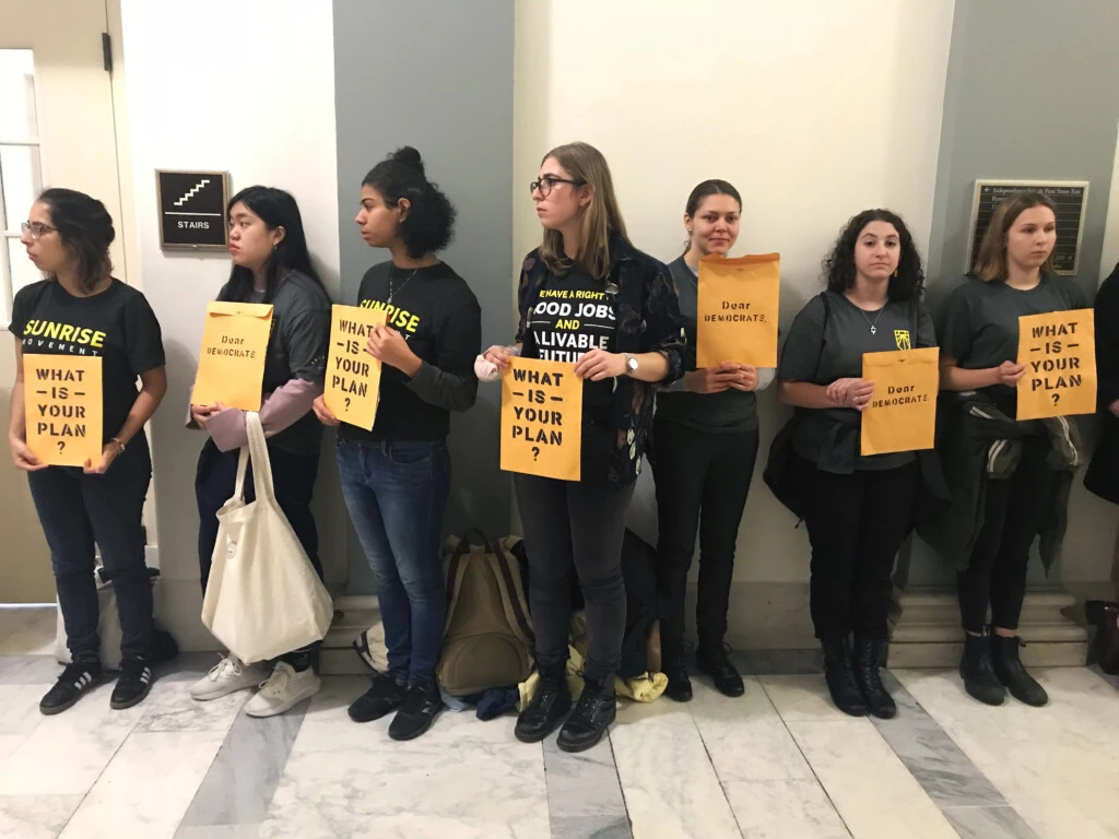 Ativistas do Sunrise Movement do lado de fora do escritório de Nancy Pelosi em Washington D.C., em 13 de novembro.