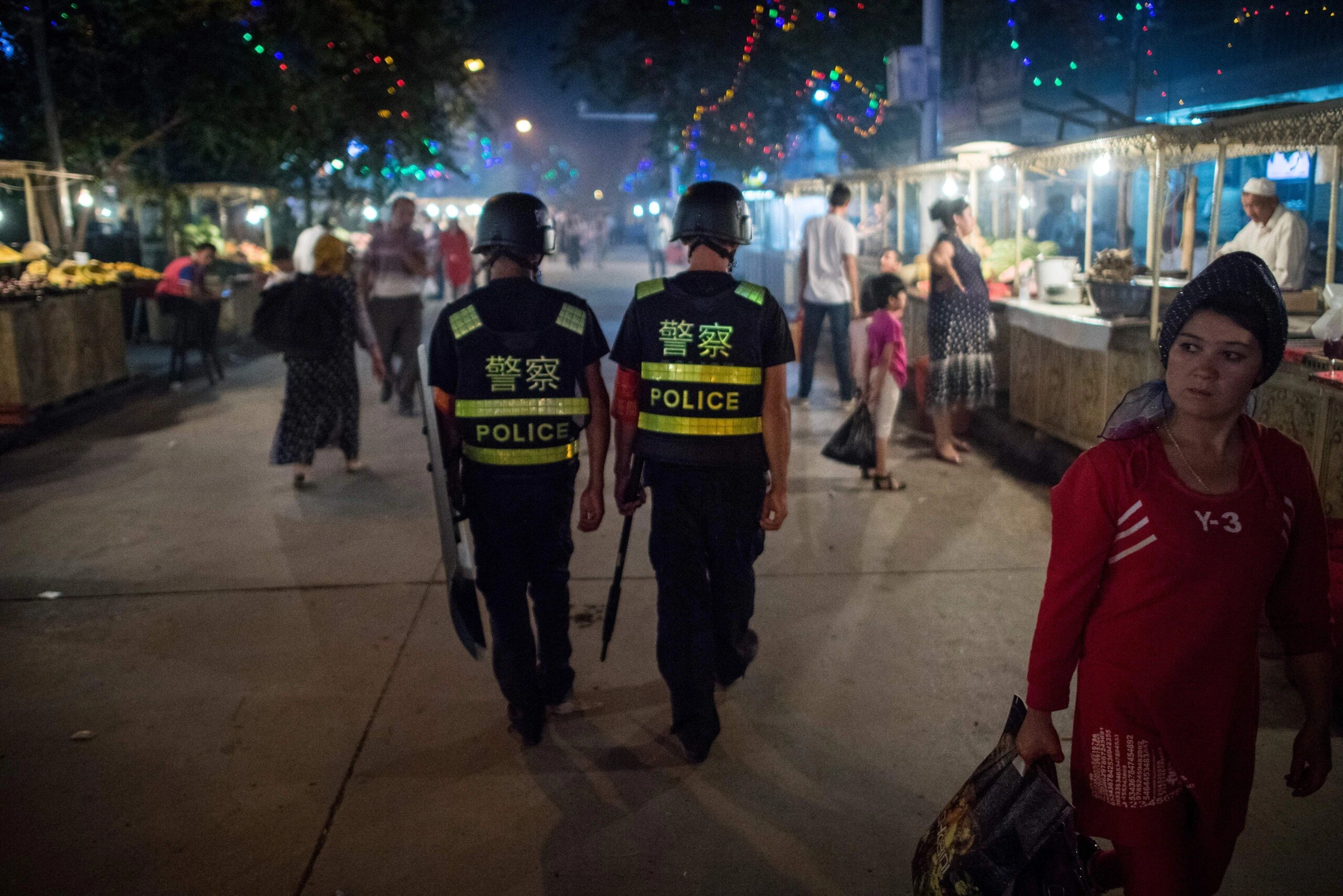 Patrulha policial em um mercado noturno perto da Mesquita de Id Kah na Região Autônoma Uigur de Xinjiang, na China, em 25 de junho de 2017, um dia antes do feriado de Eid al-Fitr.