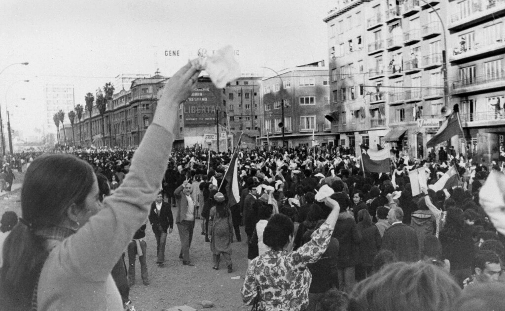 As mulheres acenam com lenços brancos ao exigir a renúncia do presidente Salvador Allende em Santiago, Chile, em 5 de setembro de 1973.