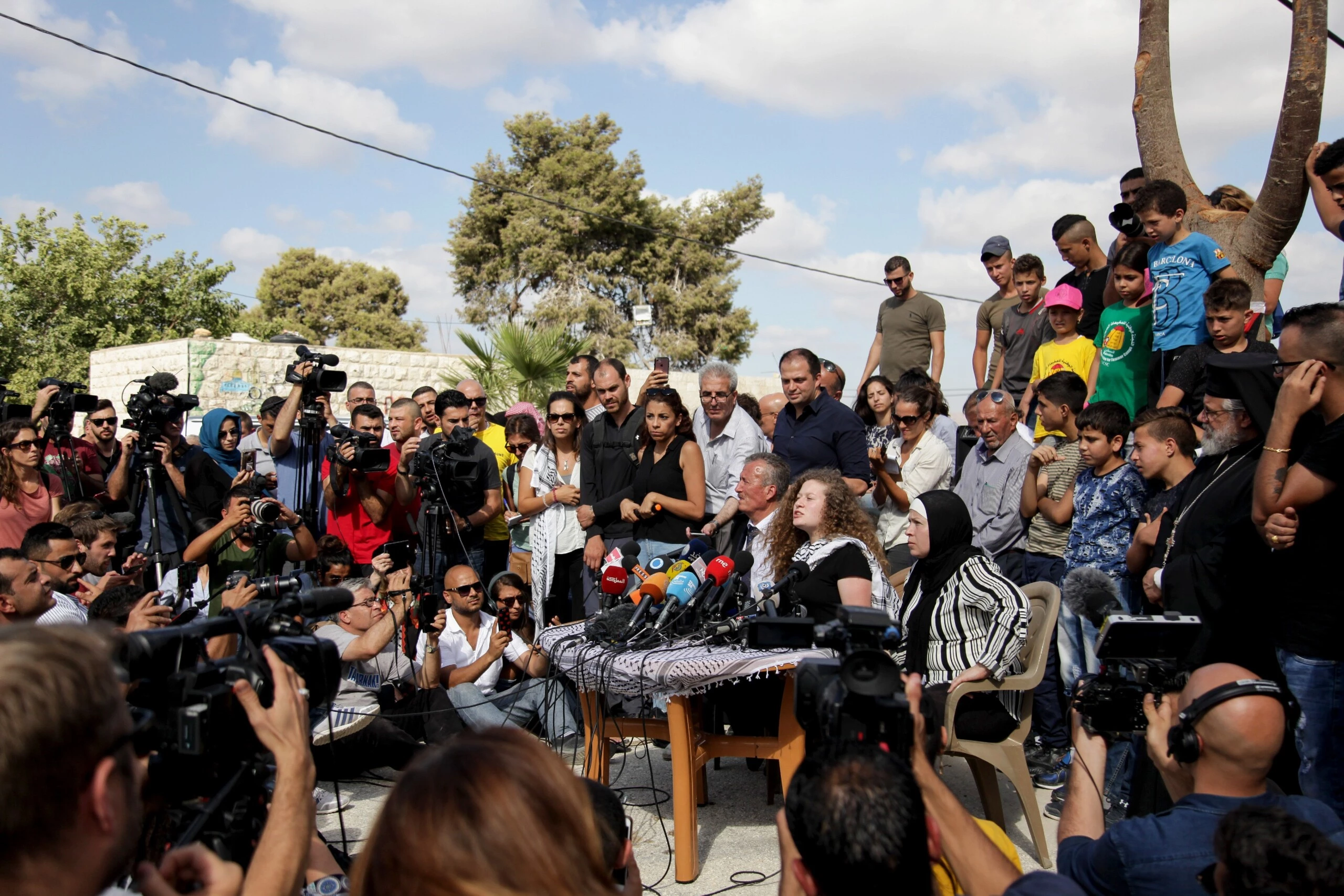 Bassem, Ahed e Nariman Tamimi falam durante uma entrevista coletiva em Nabi Saleh após a liberação das mulheres em 29 de julho de 2018.