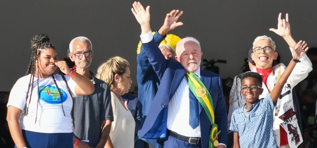 Lula recebeu a faixa presidencial de diversas pessoas que representaram o povo brasileiro