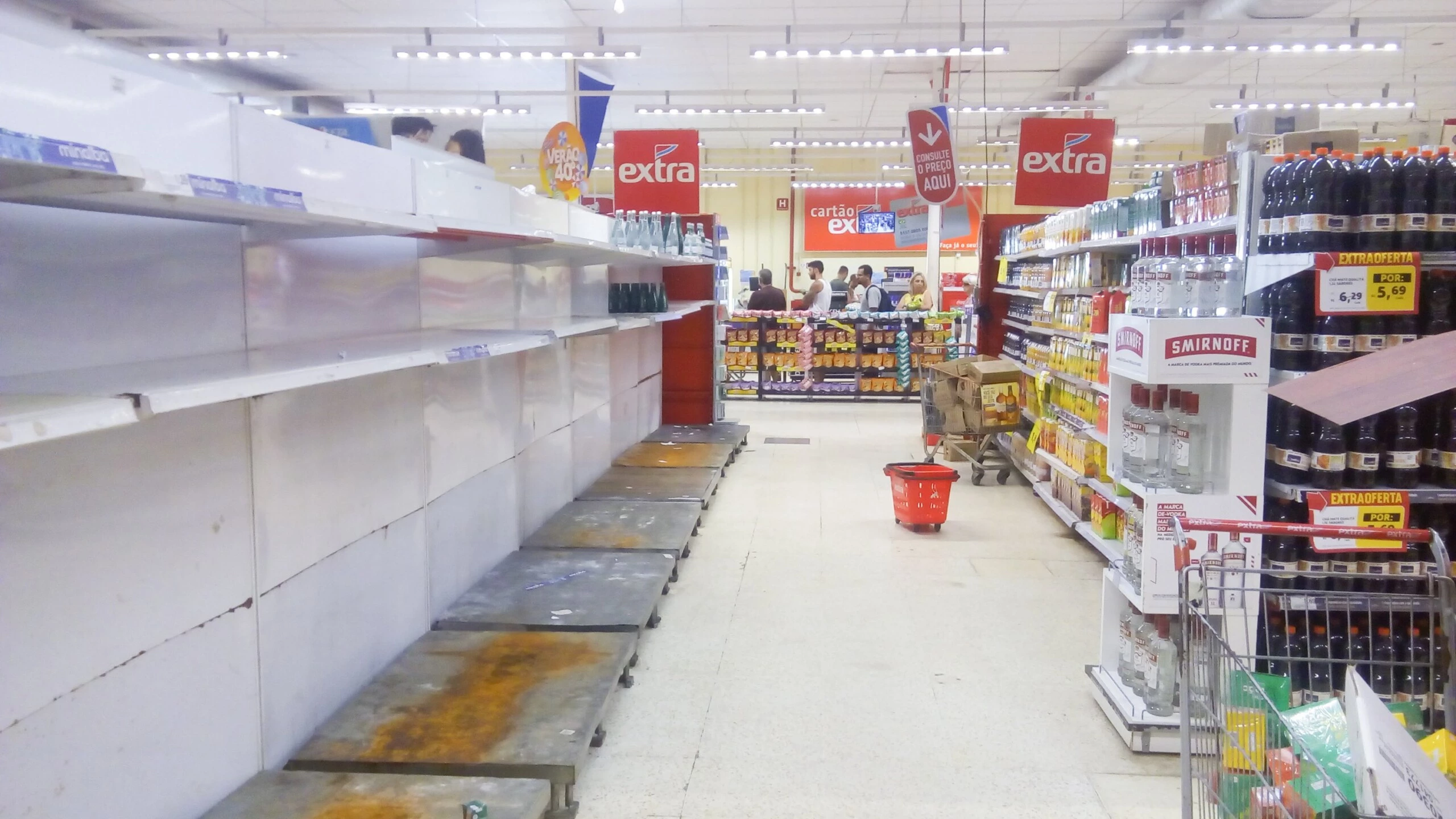 RIO DE JANEIRO, RJ, 14.01.2020 ¬ñ ABASTECIMENTO-RIO: Supermercado Extra, na Barra da Tijuca, zona norte do Rio de Janeiro - Devido ao mau cheiro e a qualidade ruim da ?°gua que abastece a cidade do Rio de Janeiro, h?° uma enorme procura por ?°gua mineira e os estabelecimentos est?£o com falta nas prateleiras, devido a grande demanda. (Foto: Marcelo Fonseca/Folhapress)