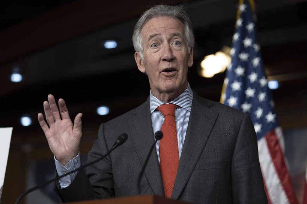 O congressista Richard Neal fala durante uma coletiva de imprensa condenando a política para planos de saúde do governo Trump, no Capitólio, em Washington, em 13 de junho de 2018.