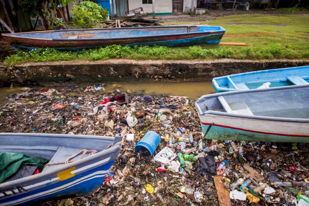 O lixo se acumula em uma entrada nos arredores de Puerto Barrios, na Guatemala.