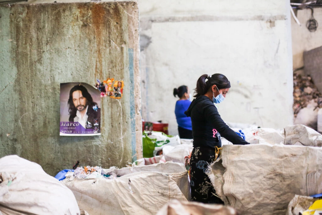 Em 26 de setembro de 2018, trabalhadores separam tipos de papel em uma instalação de recolhimento na Cidade da Guatemala, onde os materiais são separados e organizados antes de serem enviados para reciclagem.