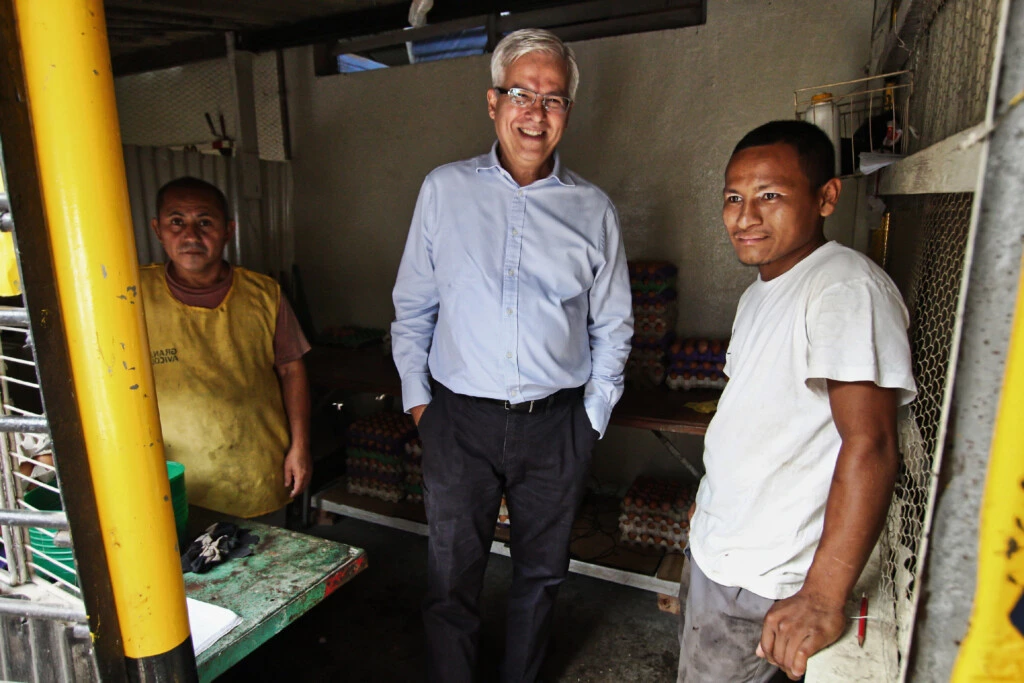 Rodrigo Bolaños, centro, presidente da League Central America, fotografado com dois detentos não identificados dentro da prisão de Apanteos, em Santa Ana, El Salvador.