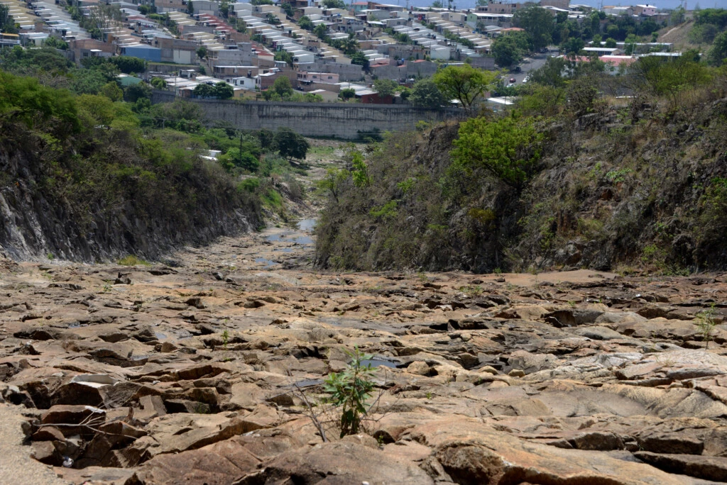 Parte seca do reservatório Los Laureles, um dos três reservatórios que abastecem a capital hondurenha, em 26 de maio de 2016. Devido à longa seca que assola Honduras, a empresa de água e esgoto declarou estado de emergência em Tegucigalpa.