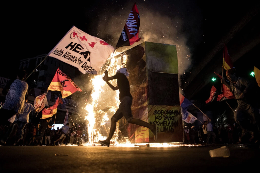 TOPSHOT - Activists burn an effigy of Philippine President Rodrigo Duterte during a protest in Manila on December 10, 2017, as they commemorate the International Human Rights Day.   Philippine President Rodrigo Duterte on December 5 told human rights groups criticising his deadly anti-drug war to "go to hell" after ordering police back to the frontlines of the crackdown. / AFP PHOTO / NOEL CELIS        (Photo credit should read NOEL CELIS/AFP/Getty Images)