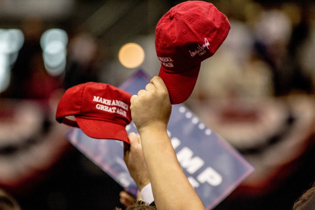 Apoiadores levantam seus chapéus durante um comício do presidente Donald Trump em 15 de março de 2017, em Nashville, Tennessee.