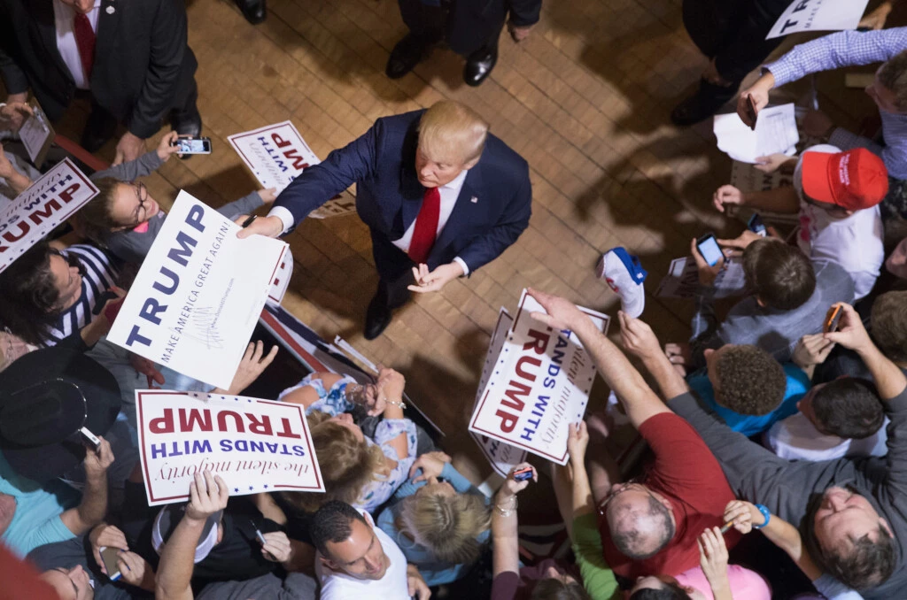 Donald Trump cumprimenta os participantes de um comício no Burlignton Memorial Auditorium durante a campanha para a presidência dos EUA, no dia 21 de outubro de 2015, em Burlington, Iowa.