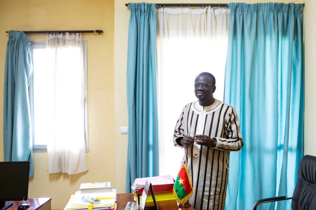 O vice-presidente do parlamento, Bénéwende Sankara, em seu gabinete na nova sede do congresso burquinabê, em Uagadugu, Burkina Faso, no dia 28 de agosto.