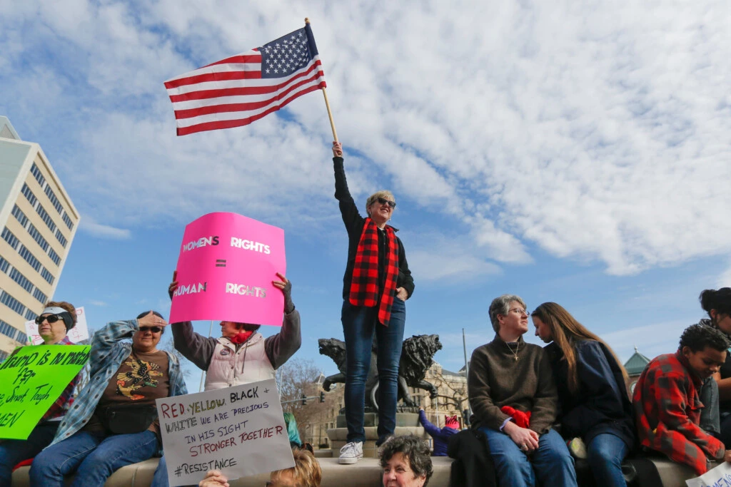 Milhares de pessoas compareceram à escultura do Guardião das Planícies, em 21 de janeiro de 2017, para participar da Marcha das Mulheres em Wichita, Kansas.